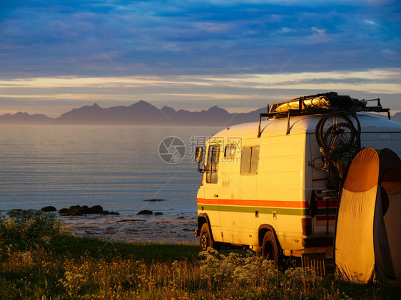 停泊在挪威海岸公路边的旅游度假露营房车图片