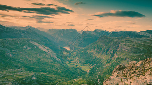 Geirangerfjord和山地风景从Dalsnibba的视角看得很精彩Geiranger天行平台挪威图片