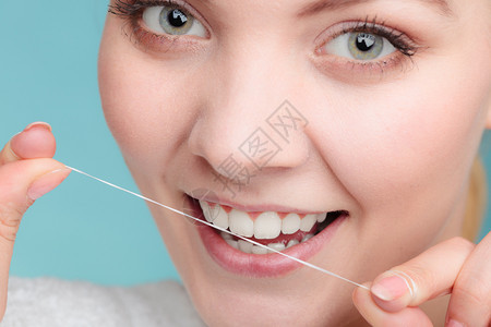 口腔卫生和保健微笑的妇女使用牙科线白健康齿妇女用线微笑图片