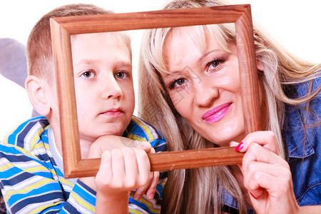 母亲和儿子玩得开心空的图片框紧握着母亲和儿子玩空的框图片