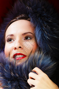 时装和美容穿着皮大衣红嘴唇的近身女郎图片