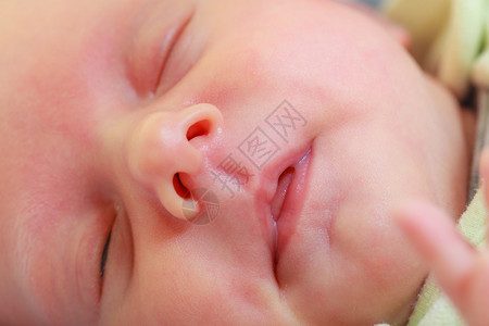 婴儿护理童年概念的美丽小新生婴儿在床上安睡被毯子包围小新生婴儿在毯子中安睡图片