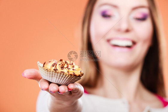 快乐的女士拿着美味蛋糕美味的和贪食观念美味蛋糕图片