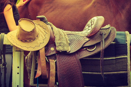 牛仔帽马鞍绳裙子赛设备照顾动物概念牛仔帽马鞍赛设备图片