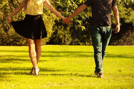 情侣在公园牵手女孩和男一起走来玩去夫妻在公园牵手图片