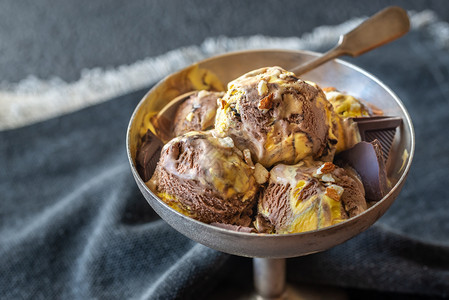 巧克力冰淇淋上有碎坚果图片