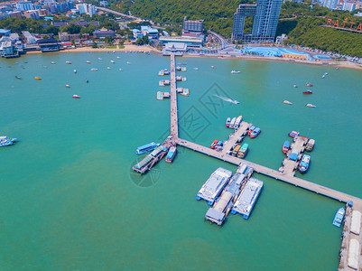 游艇停靠在泰国Chonburi港海滩的帕塔亚港图片
