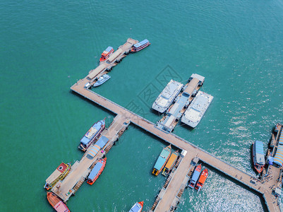 游艇停靠在泰国Chonburi港海滩的帕塔亚港图片