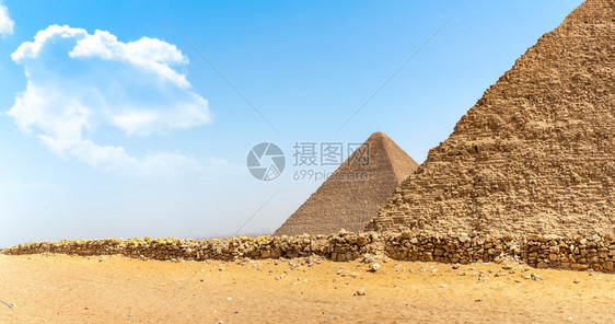 白天在沙漠里吉萨的金字塔图片