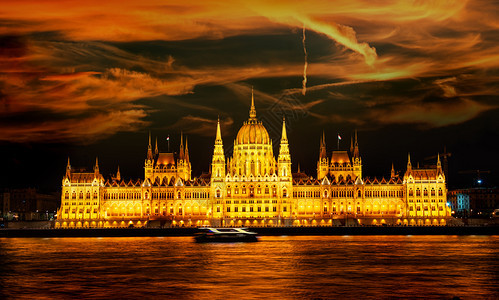 匈牙利乌云天下露着明亮的布达佩斯议会图片