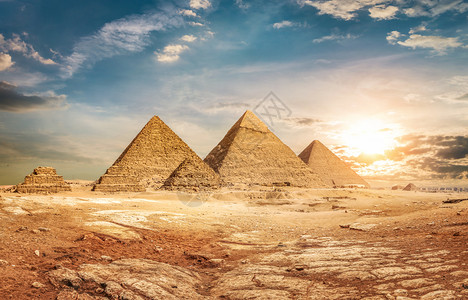沙漠和天空中的埃及金字塔图片