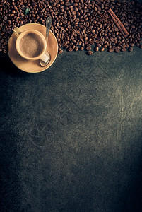 表格背景顶视图上的咖啡和豆子茶杯图片