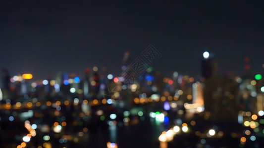 城市摩天大楼的布基背景灯光照亮夜里闪的照片图片