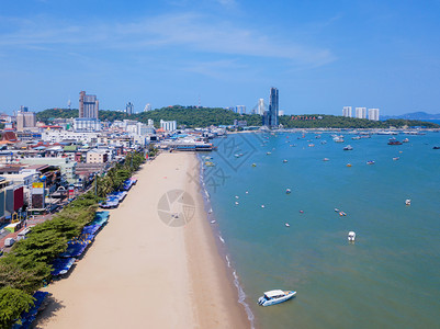 在巴塔亚海夏季滩和城市的蓝色天空中游览船只泰国姜布里省图片