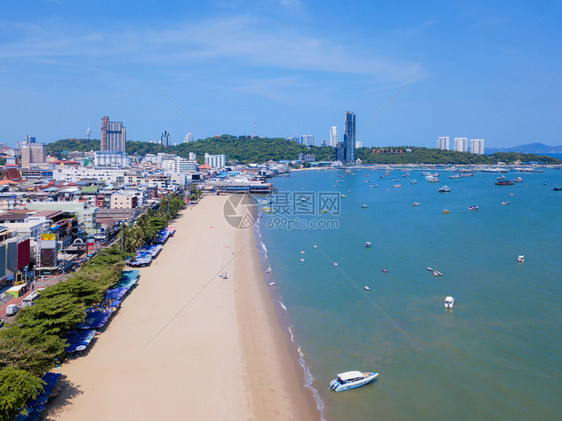 在巴塔亚海夏季滩和城市的蓝色天空中游览船只泰国姜布里省图片