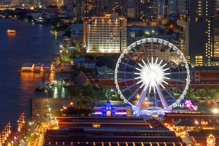 在泰国首都曼谷市中心夜里有摩天大楼图片