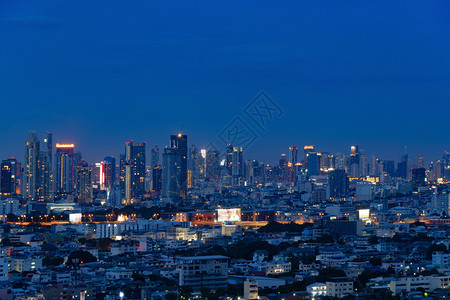 泰国曼谷市中心Sathorn的空中景象亚洲智能城市的金融区和商业中心夜里天梯和高楼建筑图片