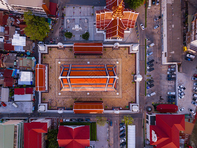 圣殿的空中景象是泰国建筑的WatDevarajKunchornWorawihan红色屋顶的封闭图片