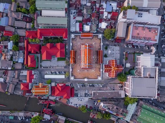 圣殿的空中景象是泰国建筑的WatDevarajKunchornWorawihan红色屋顶的封闭图片