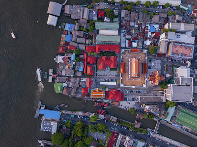 圣殿的空中景象是泰国建筑的WatDevarajKunchornWorawihan红色屋顶的封闭图片
