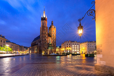 波兰克拉科夫旧城中世纪主要市场广上的圣玛丽巴西利卡雨夜主市场广图片