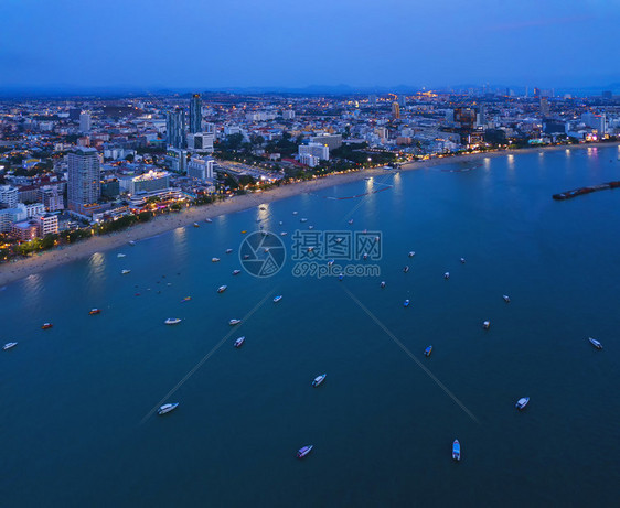 在巴塔亚海夜间滩和蓝天的城市中游览船只泰国姜布里省图片