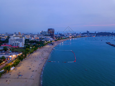 在巴塔亚海夜间滩和蓝天的城市中游览船只泰国姜布里省图片