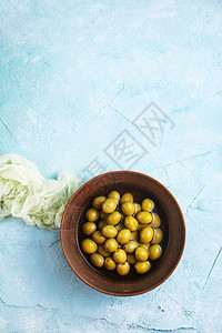 绿色橄榄含马铃薯碗里橄榄图片