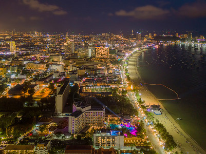 在巴塔亚海夜间滩和蓝天的城市中游览船只泰国姜布里省图片