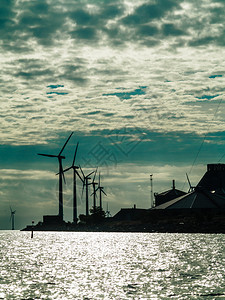 风力涡轮机发电农场用于在靠近丹麦的沿海黄岸进行可再生持续和替代能源生产图片