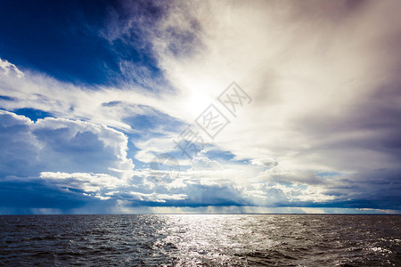 美丽的海景夜晚平面和天空静的景象自然构成风景游艇的色海平面和天空图片