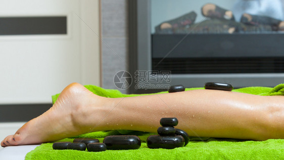 女腿脚热石或块按摩女用热石头按摩腿部图片