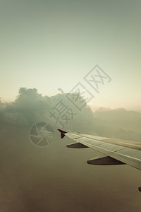 飞机窗口看到云和机翼图片