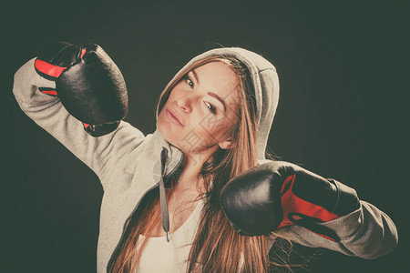 锻炼和与对手作战体育和强壮的身女人穿着运动服和拳击手套运动和健康的生活方式妇女在空气中佩戴拳击手套图片