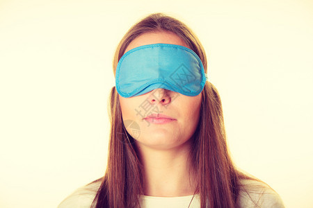 睡前设备概念用蓝眼罩的褐色妇女肖像工作室用蜜蜂底部睡蓝眼罩的褐色妇女图片