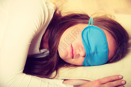 睡前设备概念用蓝眼罩的褐色妇女肖像工作室用蜜蜂底部睡蓝眼罩的褐色妇女图片