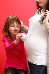 女儿带着小白袜子抚摸孕妇肚子图片
