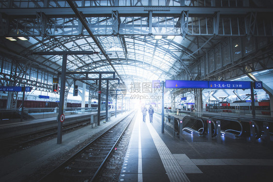 火车站铁路平台或轨道上的旅行场景图片