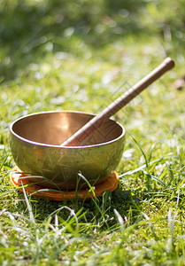 在自己的花园草地上金属在自己的花园里唱歌碗zen图片
