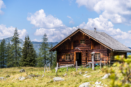 奥地利的山丘小屋阿尔卑斯山脉的自然景观图片