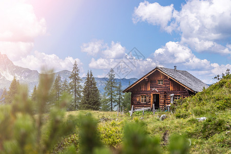 奥地利的山丘小屋阿尔卑斯山脉的自然景观图片