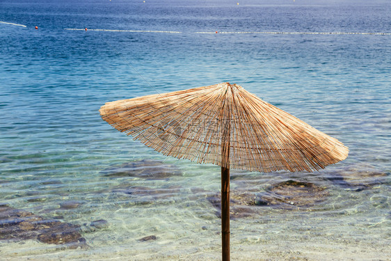 克罗地亚LoneBay海滩的阳光和清水图片