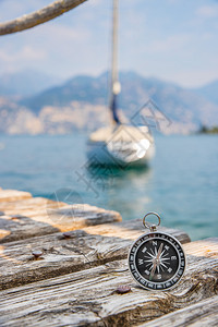 浮地木码头的游轮模糊背景的帆船图片