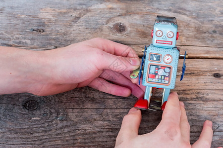 机器人玩具聊天机器人或社交和算法的符号木质纹理图片