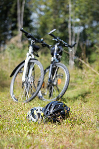 草地的自行车图片