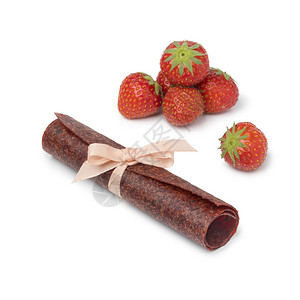 土制草莓水果皮作为天然的甜点和鲜草莓在白色背景上绝缘图片