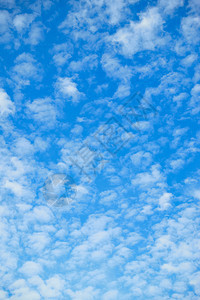 蓝春天空有许多小白云纹理背景图片