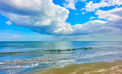 沙滩地中海和天空白云的全景海塞浦路斯图片