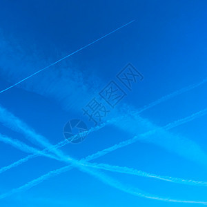 飞机在蓝天中行驶的痕迹图片