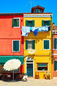 意大利威尼斯Burano岛布罗拉诺有多彩房屋的街道图片